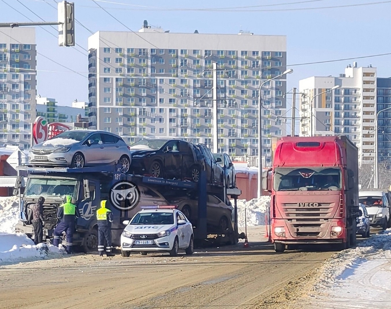 На трассе в Пензе образовалась пробка из-за аварии с автовозом