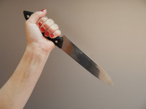 Пьяная жительница Мончегорска воткнула мужу нож в живот