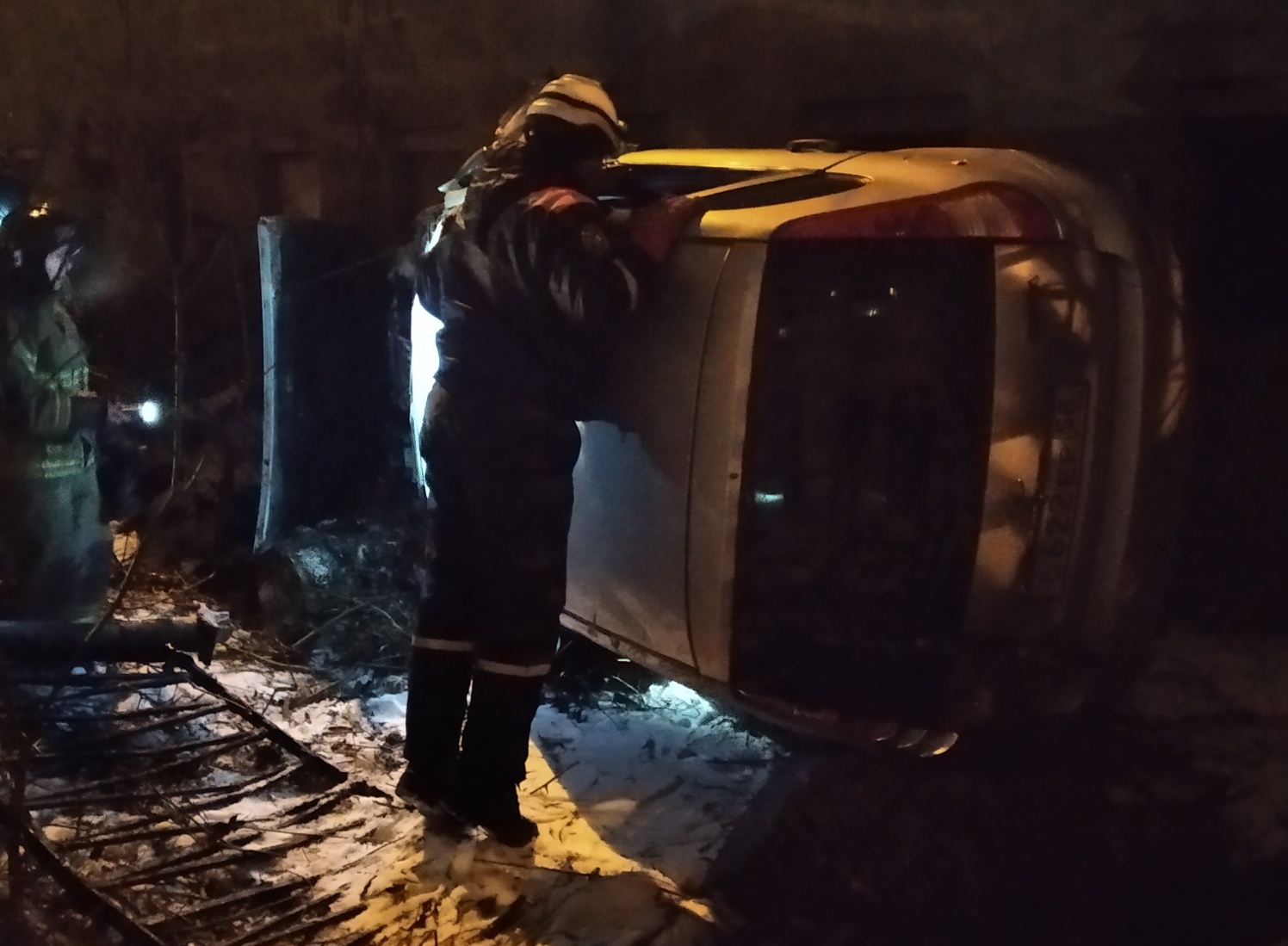 Спасатели не нашли людей в легковушке, вылетевшей с моста в Пензе