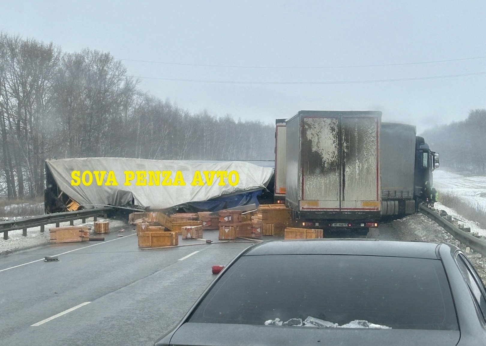 В Пензенской области движение по трассе М5 парализовало из-за  перевернувшейся фуры