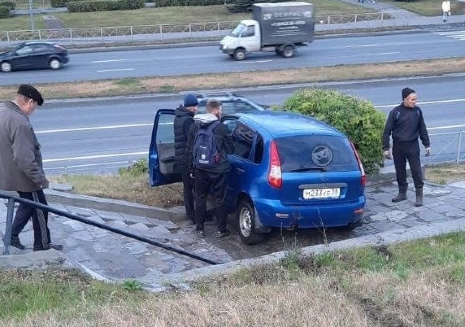 Во время жесткой аварии на Путепроводе в Пензе машина слетела с холма