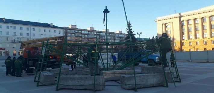 На площади Ленина начали установку главной елки На площади Ленина начали установку главной елки