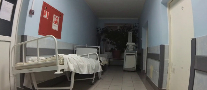 Почему на самом деле врачи из Кузнецка положили пациента на кровать из стульев и досок Почему на самом деле врачи из Кузнецка положили пациента на кровать из стульев и досок