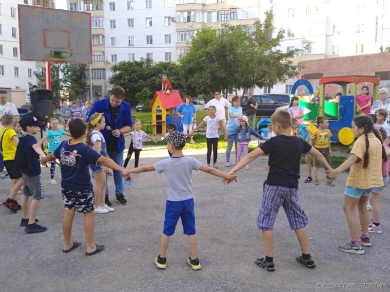 Первомайский пенза. Спорт во дворе. Детский праздник на улице летом. Спорт массовые мероприятия. Молодежные гуляние фото.