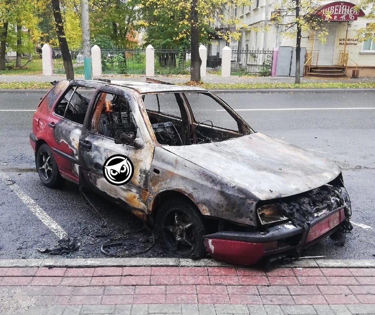 В центре Пензы сгорела дотла легковая иномарка