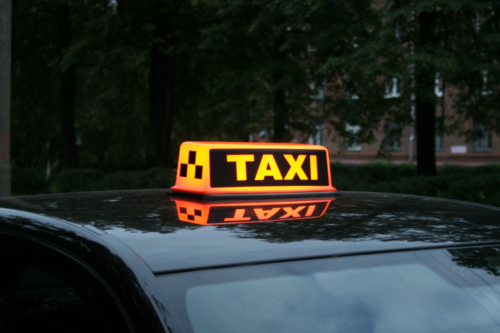 Такси пудож. Такси. Шашечки такси. Шашка такси. Шашечки такси на машине.