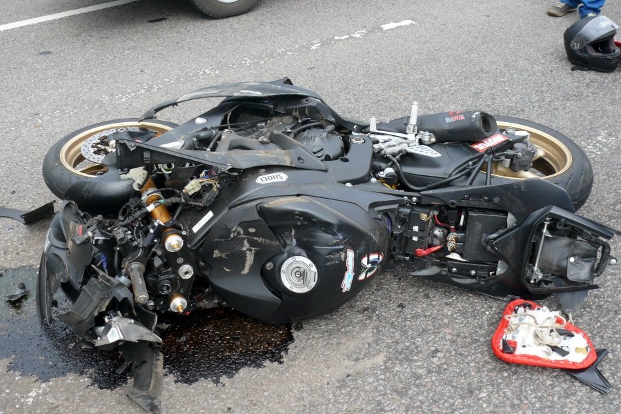 Мотоцикл после аварии. Авария Honda CBR 600 RR черная.