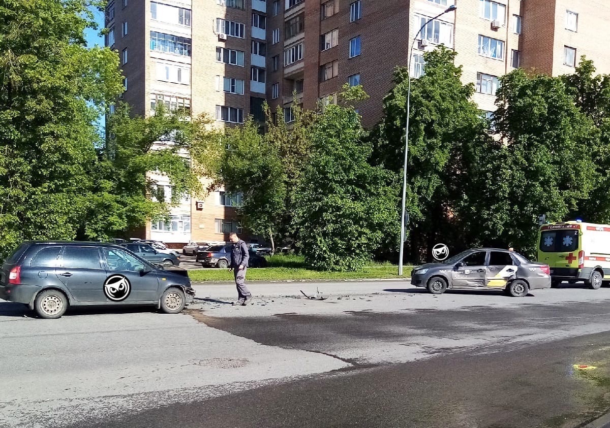 В центре Пензы разбились две легковушки, есть пострадавший