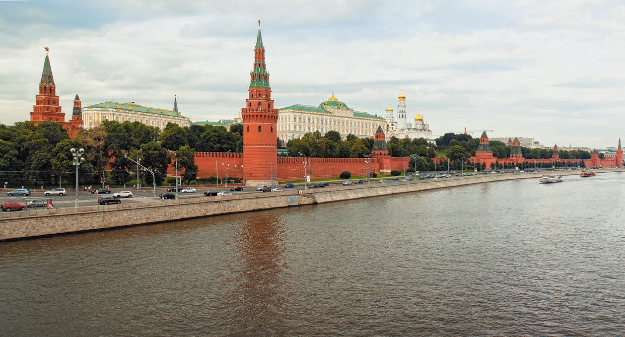 Стал столицей. Вид на Кремль с большого каменного моста. Москва стала. Москва город из золота. Москва стала столицей картинки.