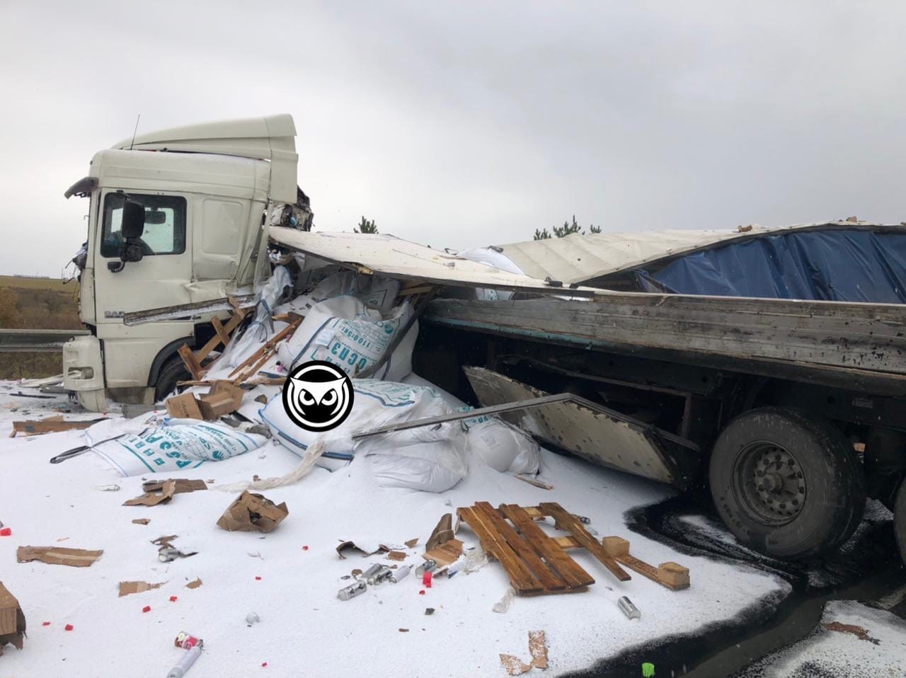 В Пензенской области в аварии на трассе разбился грузовой автомобиль с  товарами | 26.09.2021 | Пенза - БезФормата