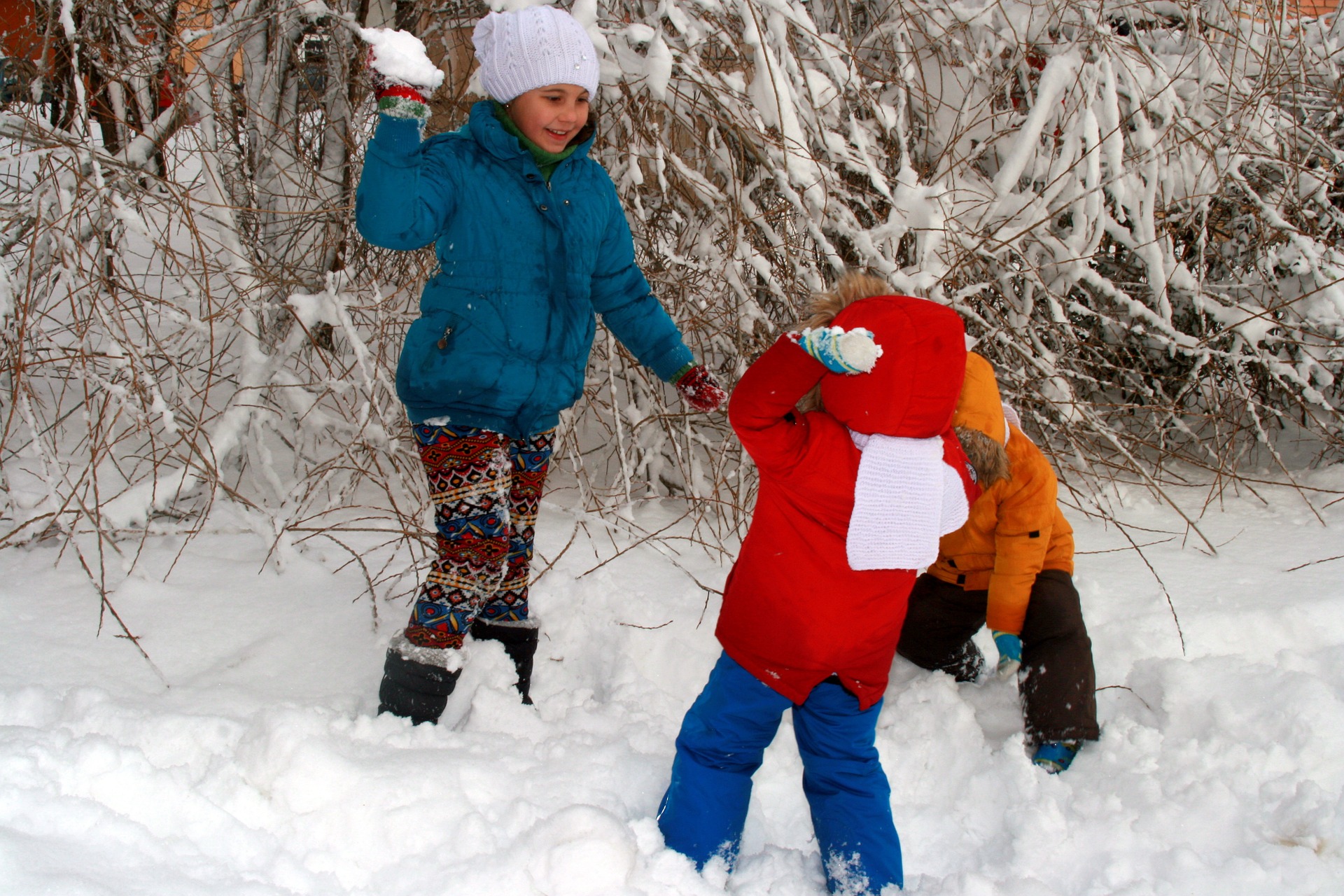 Кидались снежками. Дети играющие в снежки. Зимние игры. Зимние развлечения снежки. Зима для детей.