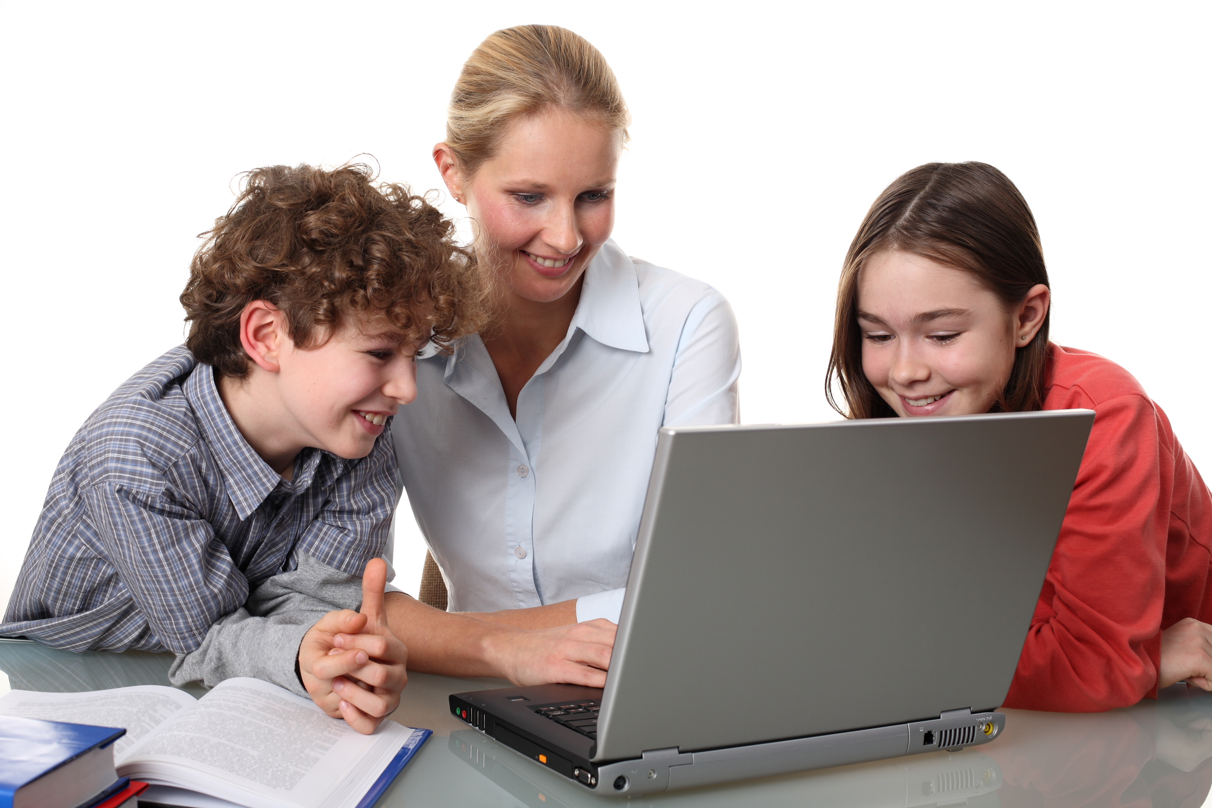 Есть сайт для общения. Ребенок за компьютером. Ученик за компьютером. Подросток и компьютер. Компьютер для детей.