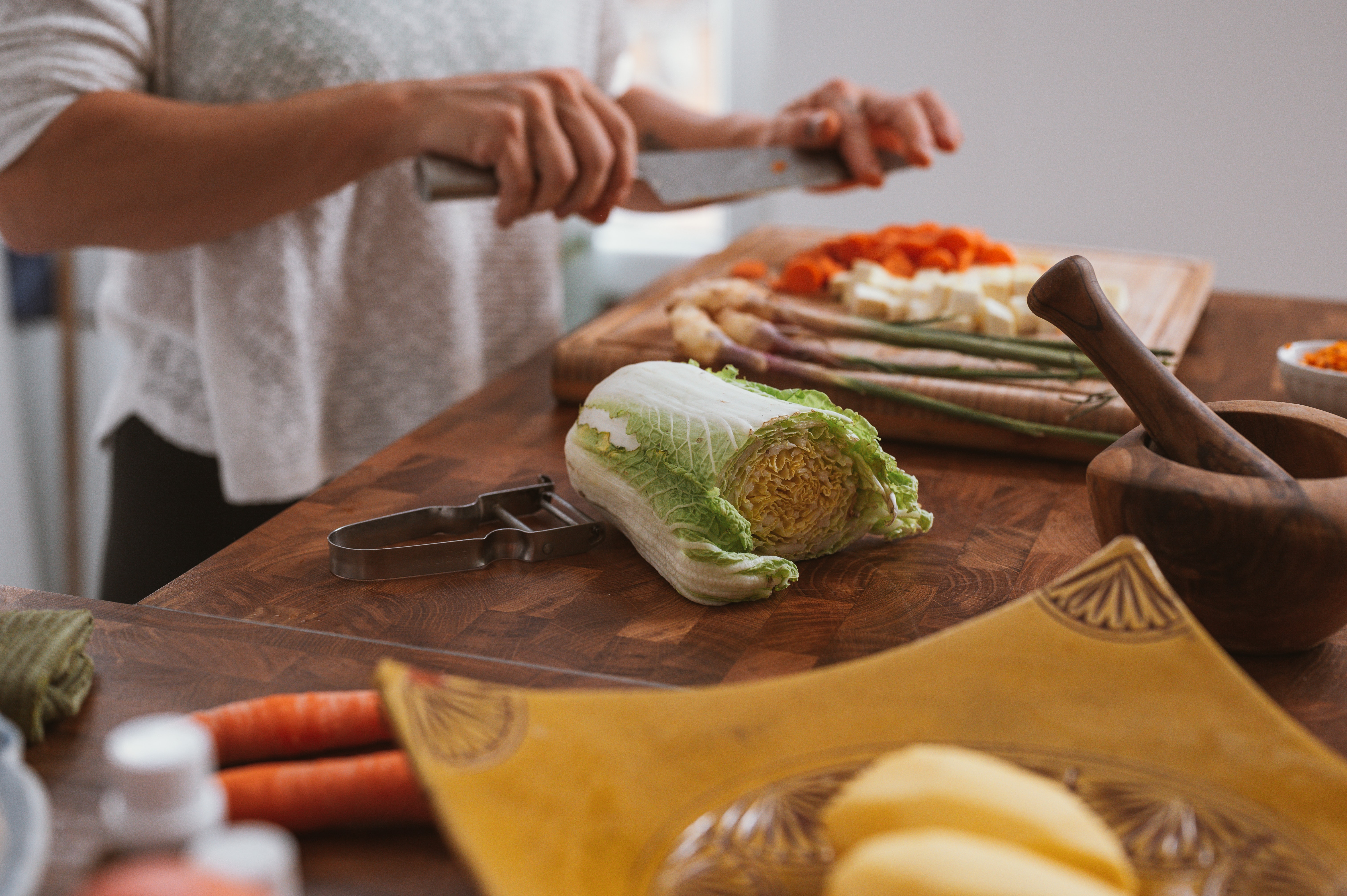 Reduced food. Еда. Гастрономический опыт. Согревающая еда. Стол на уровне рук для готовки.