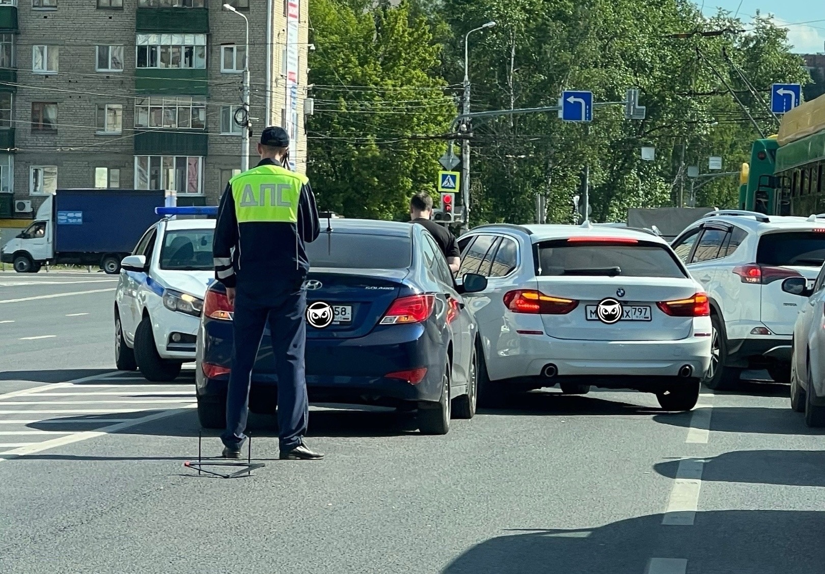 В Пензе возле торгового центра Суворовский столкнулись две машины |  21.05.2024 | Пенза - БезФормата