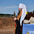 В ЖК «Лугометрия» митрополит Серафим освятил место под строительство храма