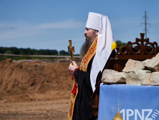 В ЖК «Лугометрия» митрополит Серафим освятил место под строительство храма