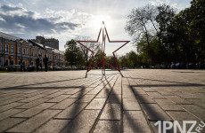 Звёзды по всему городу. Как Пензу украсили ко Дню Победы – фоторепортаж