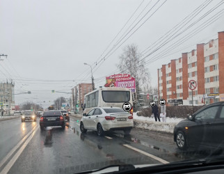 В Пензе из-за аварии встала в пробке улица Суворова