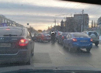 На проспекте Победы в Пензе столкнувшиеся машины спровоцировали пробку