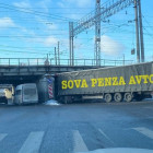 В Пензе очередная фура стала жертвой злополучного моста глупости