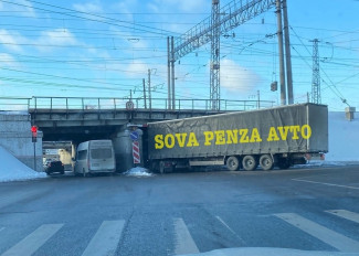 В Пензе очередная фура стала жертвой злополучного моста глупости
