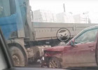 На Ахунском переезде в Пензе легковушка врезалась в грузовик. ВИДЕО