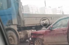 На Ахунском переезде в Пензе легковушка врезалась в грузовик. ВИДЕО
