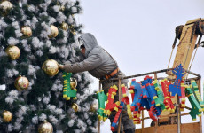 В Пензе украсили абашевскими игрушками елку на площади Ленина
