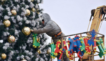 В Пензе украсили абашевскими игрушками елку на площади Ленина