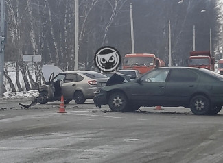 В Пензе разбились вдребезги две легковушки