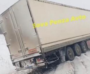 В Пензенском районе вылетела с дороги огромная фура