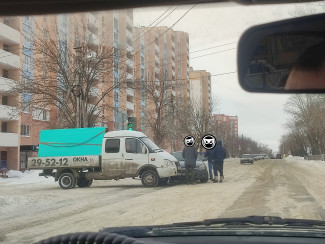 На улице Рахманинова в Пензе легковушка столкнулась с грузовой ГАЗелью