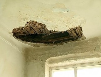 В Пензе в жилом доме обрушился потолок 