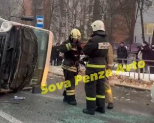 Появилось видео с места аварии в Пензе, где перевернулась маршрутка