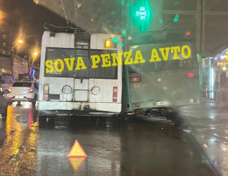 В центре Пензы столкнулись автобус и троллейбус