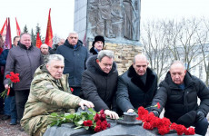 Первые лица Пензы возложили цветы к мемориалу Афганские ворота Первые лица Пензы возложили цветы к мемориалу Афганские ворота