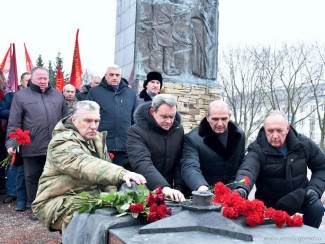 Первые лица Пензы возложили цветы к мемориалу Афганские ворота