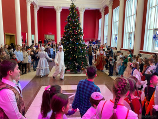 В Пензе 200 детей приняли участие в новогодней национальной елке