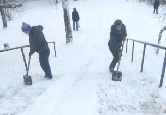 В Пензе очистили от снега сквер Семейный