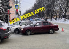 На перекрестке в центре Пензы жестко столкнулись две машины