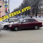 На перекрестке в центре Пензы жестко столкнулись две машины