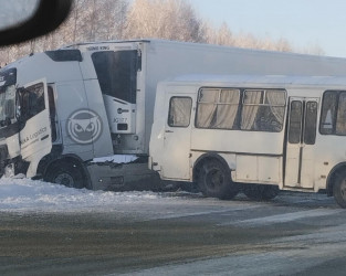 Жесткая авария в Пензенской области: столкнулись автобус и фура