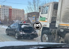 На улице Измайлова в Пензе грузовик изуродовал легковушку