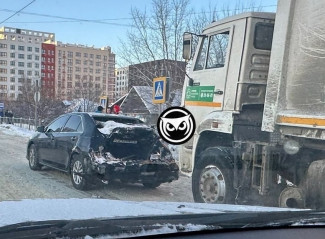 На улице Измайлова в Пензе грузовик изуродовал легковушку