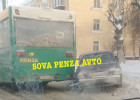 На улице Калинина в Пензе столкнулись автобус и легковушка