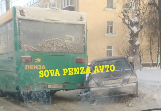 На улице Калинина в Пензе столкнулись автобус и легковушка