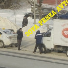 В Пензе попали в аварию фургон и машина такси