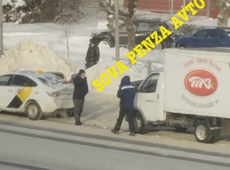 В Пензе попали в аварию фургон и машина такси