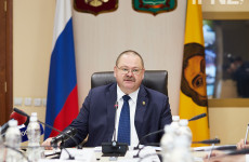 Олег Мельниченко поручил ликвидировать очередь на жильё для сирот