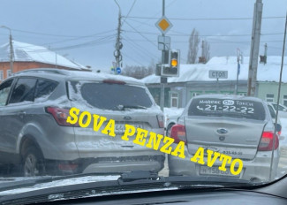 На улице Чехова в Пензе случилась авария с участием машины такси